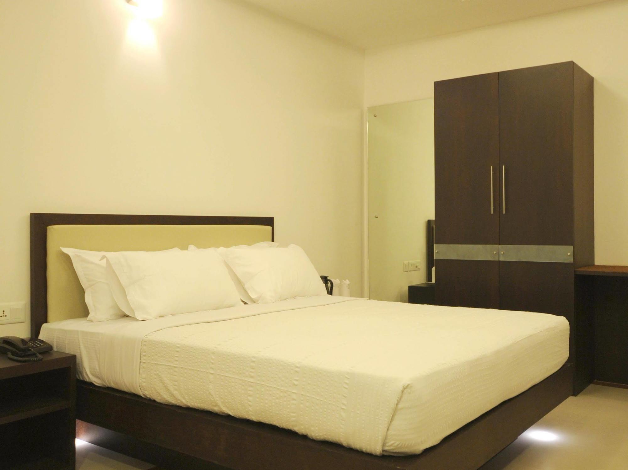 Hotel Treebo Trend Time Square Marine Drive Kochi Exterior foto
